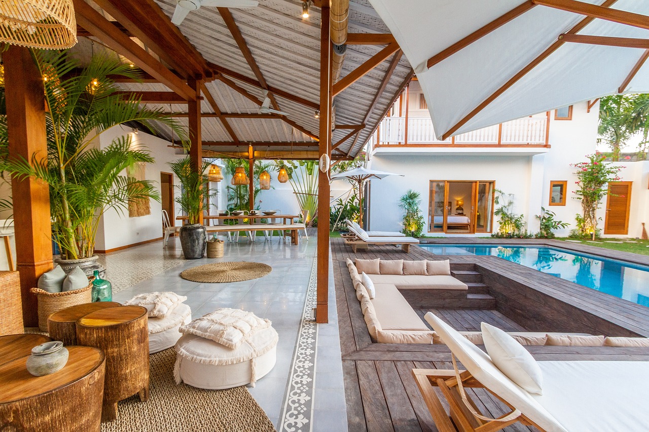 Slaapkamer met stijlvolle botanische muurdecoraties. Slaapkamer met stijlvolle botanische muurdecoraties.