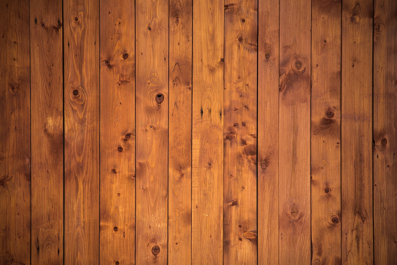 Rustieke keuken met houten wandpanelen binnenuit. Rustieke keuken met houten wandpanelen binnenuit.